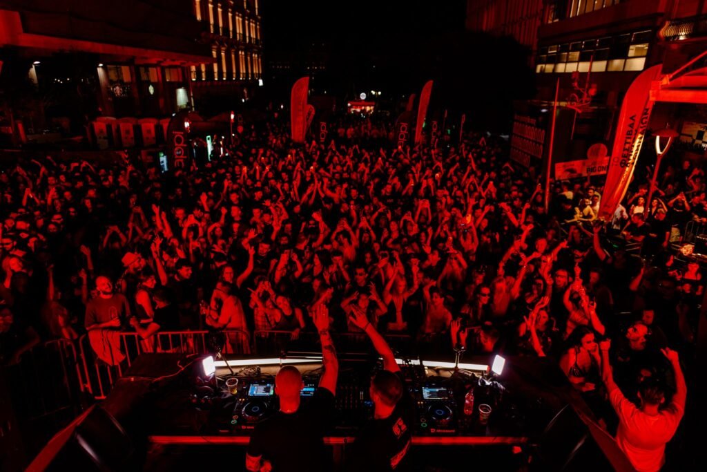 The crowd at NEPENTHE AΘENS